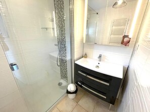 Shower, hair dryer - Les Calanques, one-bedroom apartment with air conditioning, large terrace and elevator (Cavalaire-sur-Mer)