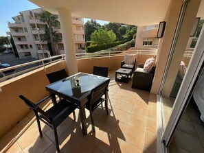 Outdoor dining - Les Calanques, one-bedroom apartment with air conditioning, large terrace and elevator (Cavalaire-sur-Mer)