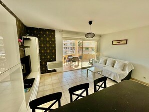 Living area - Les Calanques, one-bedroom apartment with air conditioning, large terrace and elevator (Cavalaire-sur-Mer)