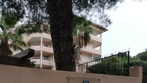 A beige wall with a sign reading "Residence Les Calangues" and the number 977. - Les Calanques, one-bedroom apartment with air conditioning, large terrace and elevator (Cavalaire-sur-Mer)