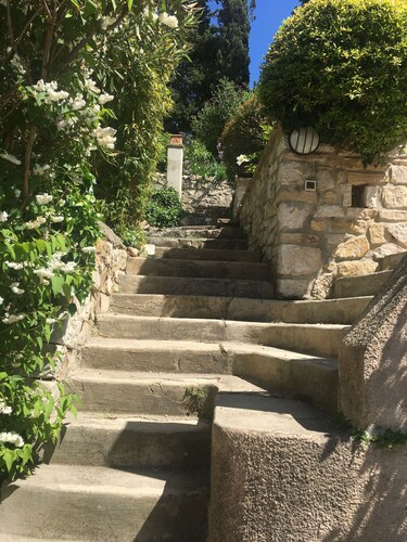 A cozy little house in the vineyards, in a quiet setting, just a 1/4 walk from the beach—3 minutes by car!