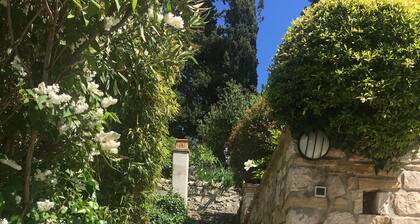 A cozy little house in the vineyards, in a quiet setting, just a 1/4 walk from the beach—3 minutes by car!