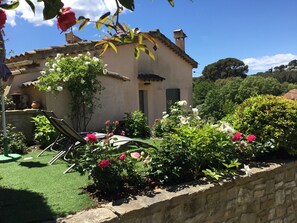 Terrace/patio - Quiet little house in the vineyards 1/4 walk from the center and the beach (Cassis)