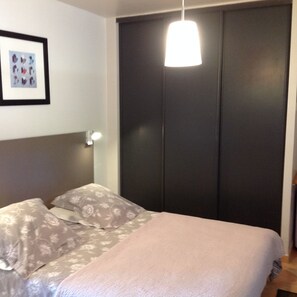 1 bedroom, iron/ironing board, Internet, bed sheets - Quiet little house in the vineyards 1/4 walk from the center and the beach (Cassis)