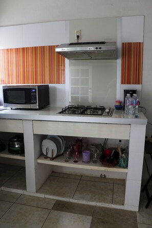 Refrigerador, microondas, cafetera y tetera y licuadora 