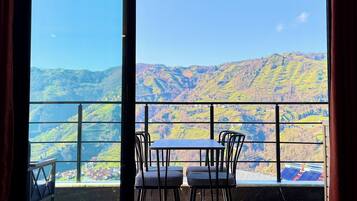 Habitación doble familiar, se aceptan mascotas, vista a la montaña | Interior