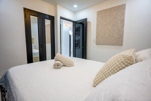 Tabla de planchar con plancha, wifi gratis y ropa de cama 