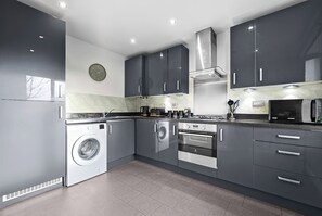 Fridge, microwave, oven, stovetop - Spacious Home, Contractors, Super King Beds, Free Parking, Fast Wi-Fi, Netflix (Birmingham)