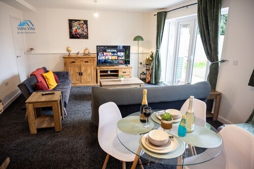 The Pines Villa 1 | Spacious 3BR | Cinema, Games & EV | Parking | Sleeps 10+