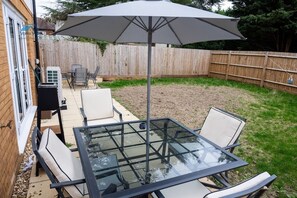 Outdoor dining - The Pines Villa 1 | Spacious 3BR | Cinema, Games & EV | Parking | Sleeps 10+ (West Northamptonshire)