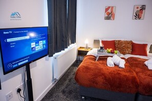 3 bedrooms, iron/ironing board, free WiFi, bed sheets - The Pines Villa 1 | Spacious 3BR | Cinema, Games & EV | Parking | Sleeps 10+ (West Northamptonshire)