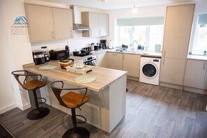 冷蔵庫、電子レンジ、オーブン、コンロ