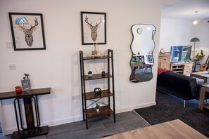 Interior - The Pines Villa 1 | Spacious 3BR | Cinema, Games & EV | Parking | Sleeps 10+ (West Northamptonshire)