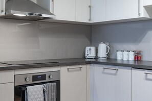 Refrigerador, horno, placa de cocina, lavavajillas