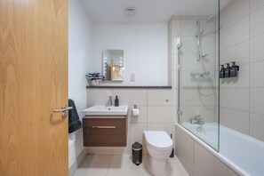 Hair dryer, towels - Modern 2-Bed Flat w/ Balcony + Free Parking (Potters Bar)