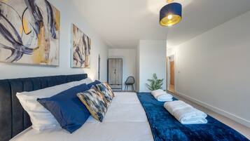 Iron/ironing board, Internet, bed sheets