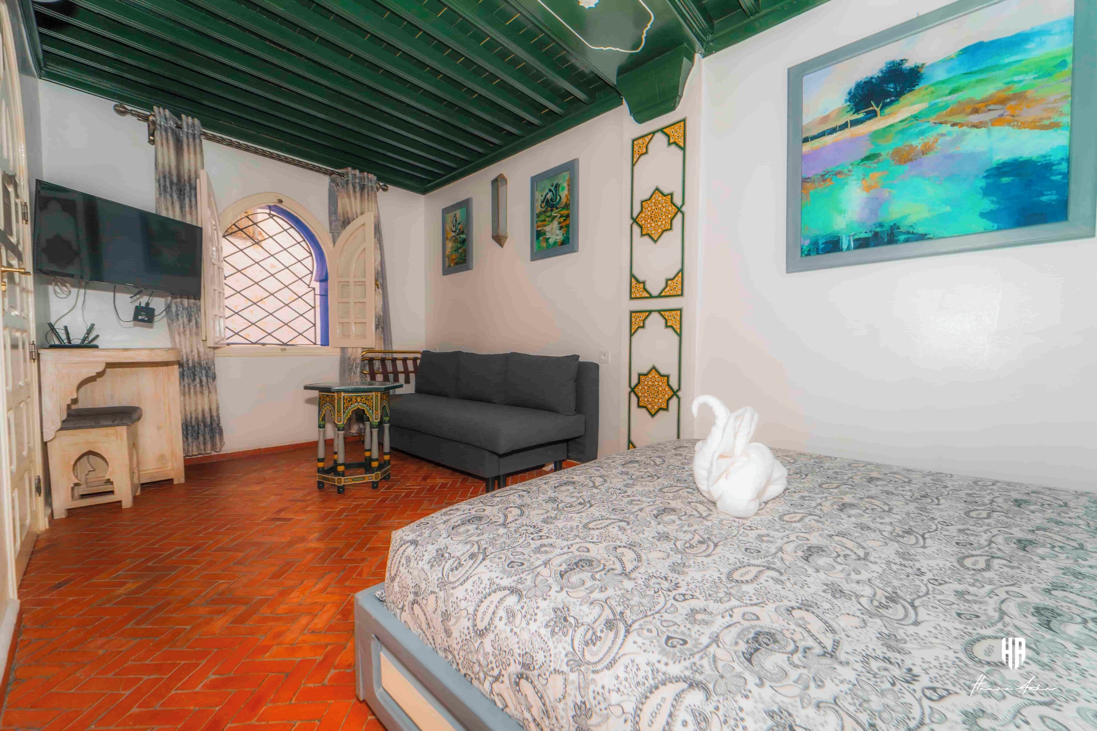 9 bedrooms, WiFi, bed sheets