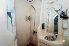 Een douche, een bubbelbad, een haardroger, een bidet