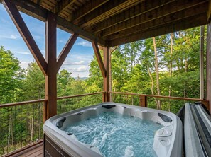 Outdoor spa tub - Mountain Retreat - Sauna - Hot Tub - Fire Pit (Asheville)