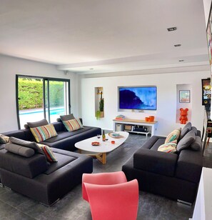 Unclassified image, 3 of 13, button