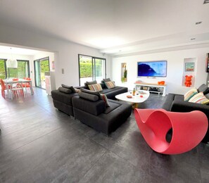 Unclassified image, 4 of 13, button