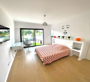 Unclassified image, 2 of 13, button