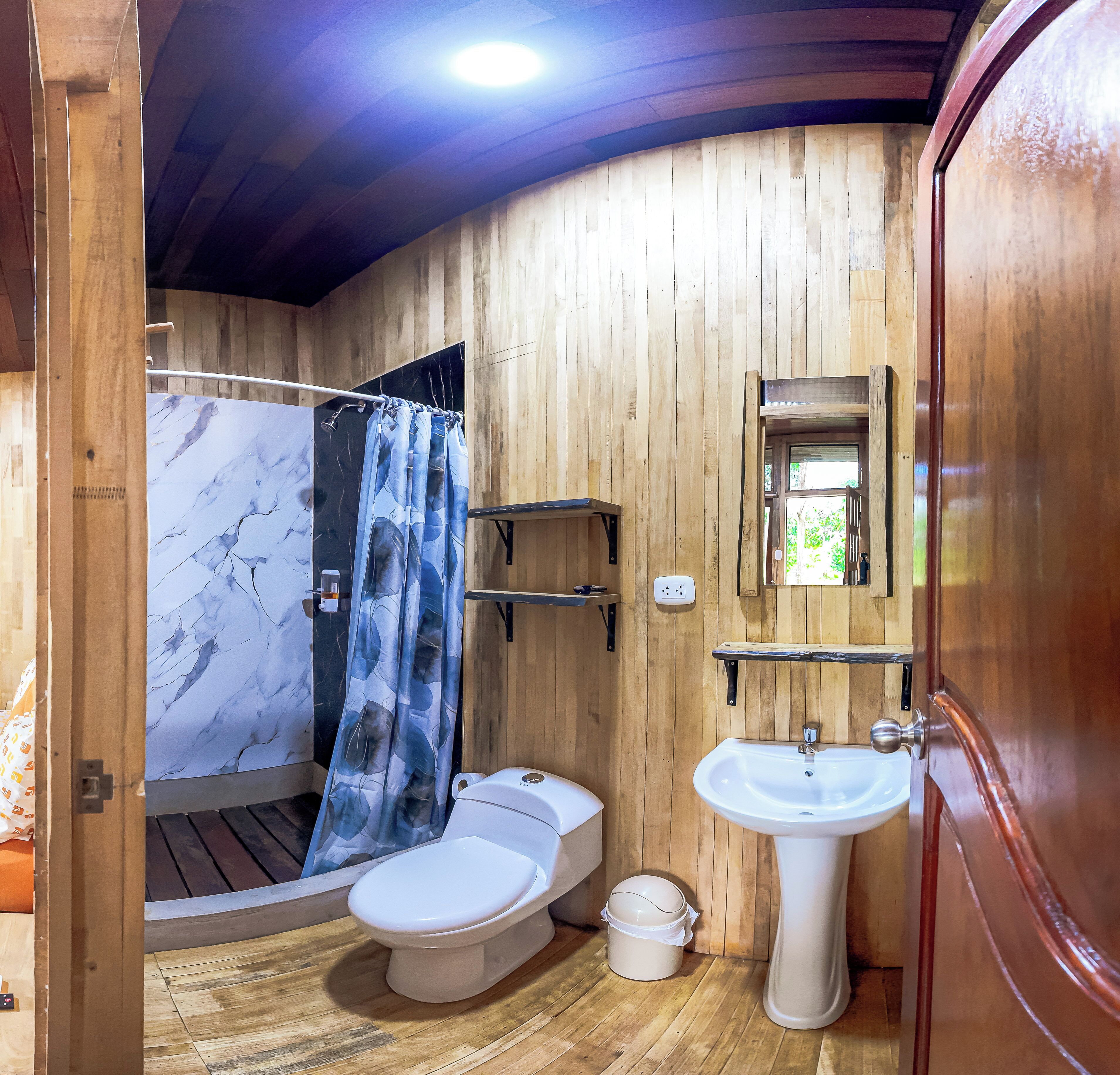 Douche, serviettes fournies, savon, shampoing