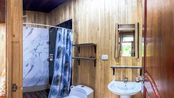 Douche, serviettes fournies, savon, shampoing