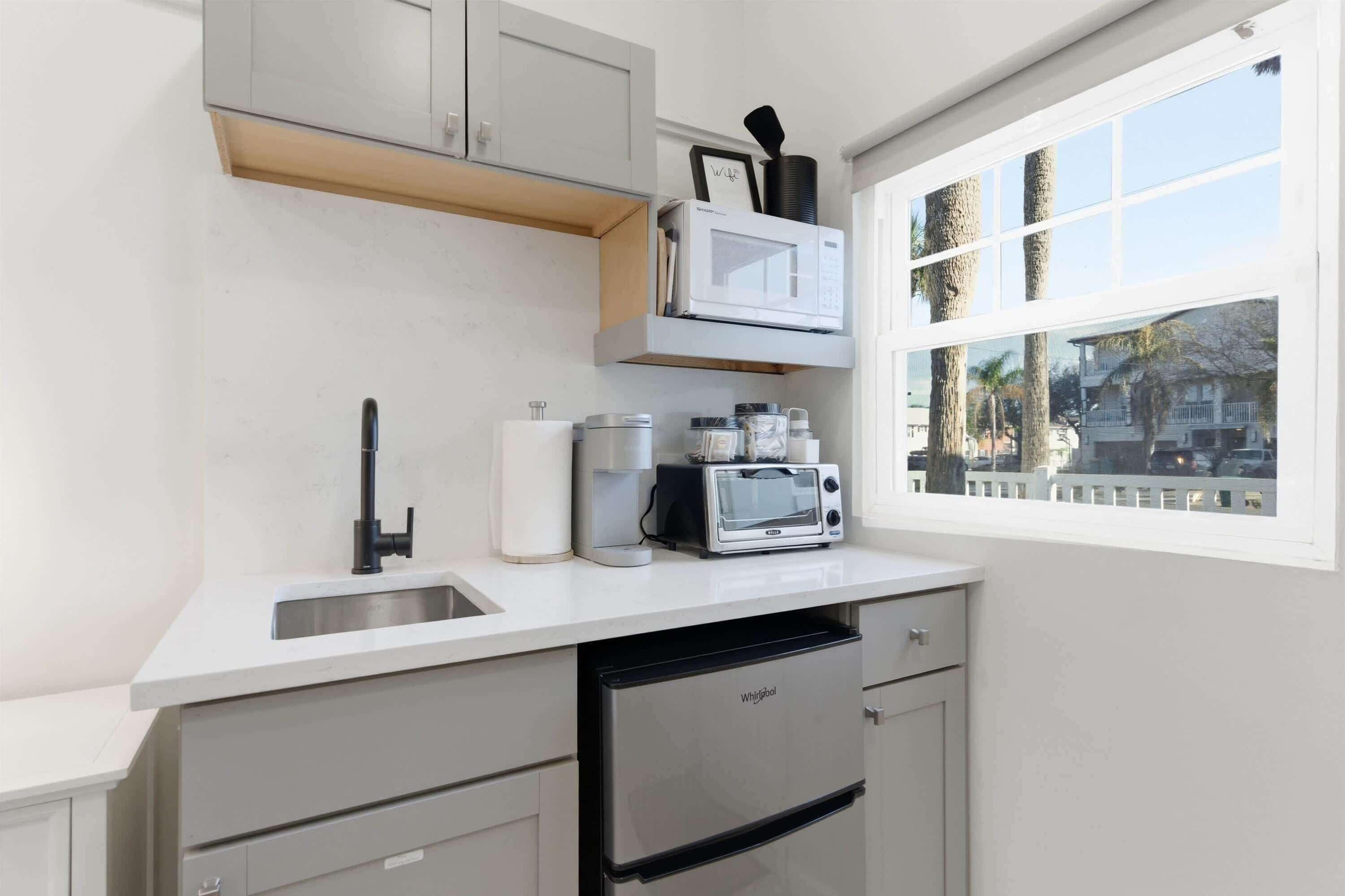 微波爐、咖啡機/沖茶器、多士爐、廚房用具/餐具/器皿