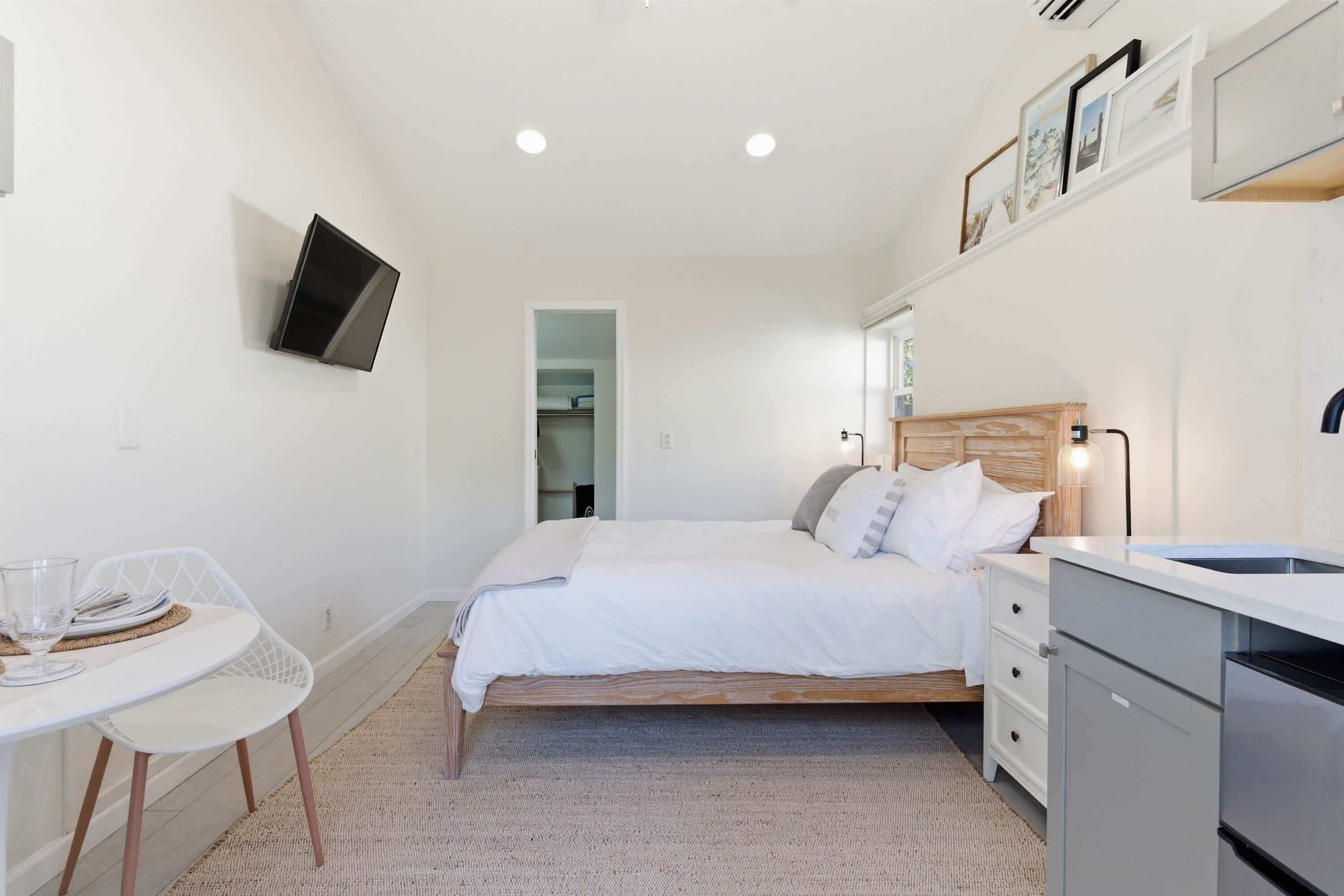 Travel crib, WiFi, bed sheets