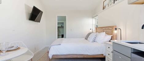 Travel crib, WiFi, bed sheets