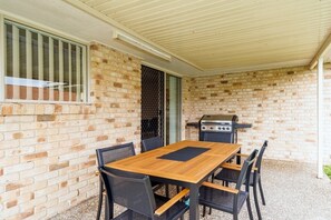 Outdoor dining - 4-Bedroom House in Urraween Hervey Bay (Urraween)