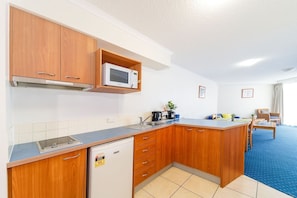 Kühlschrank, Mikrowelle, Toaster, Kochgeschirr/Geschirr/Besteck