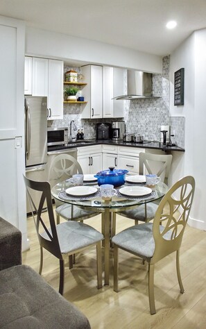 Private kitchen - Cozy Quiet Suite: 2 Bedrooms + 2 Full Bathrooms (Calgary)