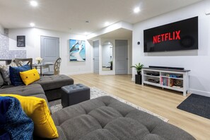 Living area - Cozy Quiet Suite: 2 Bedrooms + 2 Full Bathrooms (Calgary)
