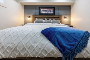 2 bedrooms, iron/ironing board, Internet, bed sheets - Cozy Quiet Suite: 2 Bedrooms + 2 Full Bathrooms (Calgary)