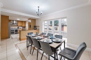 Dining - Spacious living I free parking I long stays (Greater London)