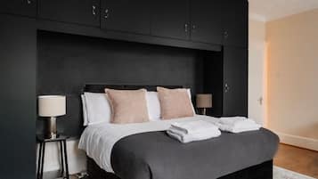 5 bedrooms, iron/ironing board, Internet, bed sheets