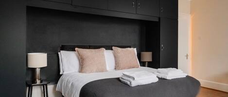 5 bedrooms, iron/ironing board, free WiFi, bed sheets