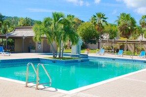 Pool - Pineapple Parrot, A Tropical Studio (Frydendal)