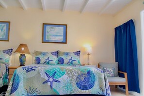 Iron/ironing board, Internet, bed sheets - Pineapple Parrot, A Tropical Studio (Frydendal)