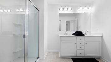 Townhome, 3 Bedrooms, Non Smoking, Kitchen | Bathroom | Towels, soap, shampoo, toilet paper