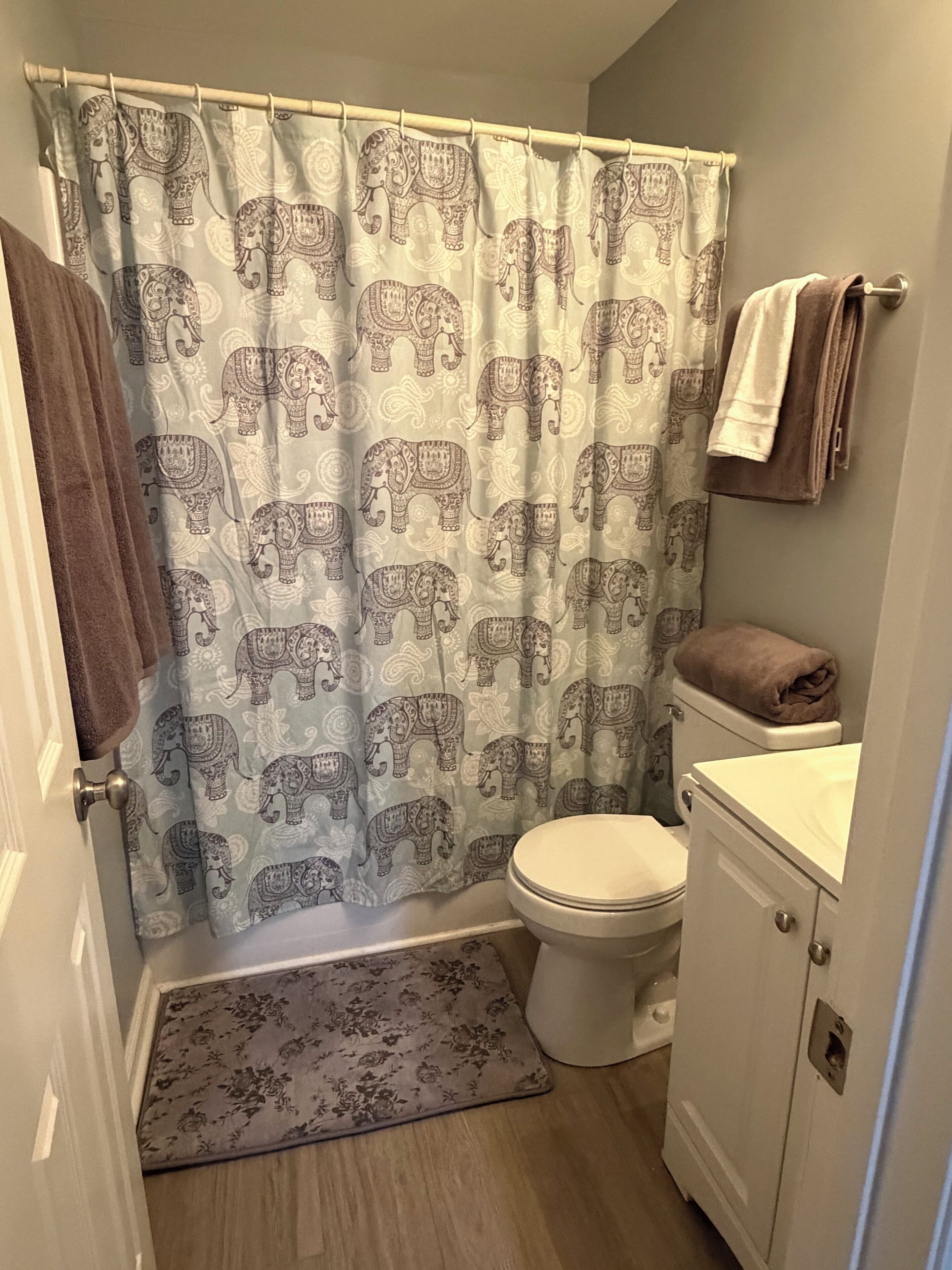 Een haardroger, handdoeken, toiletpapier