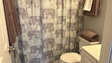 Een haardroger, handdoeken, toiletpapier