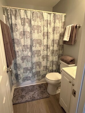 Een haardroger, handdoeken, toiletpapier