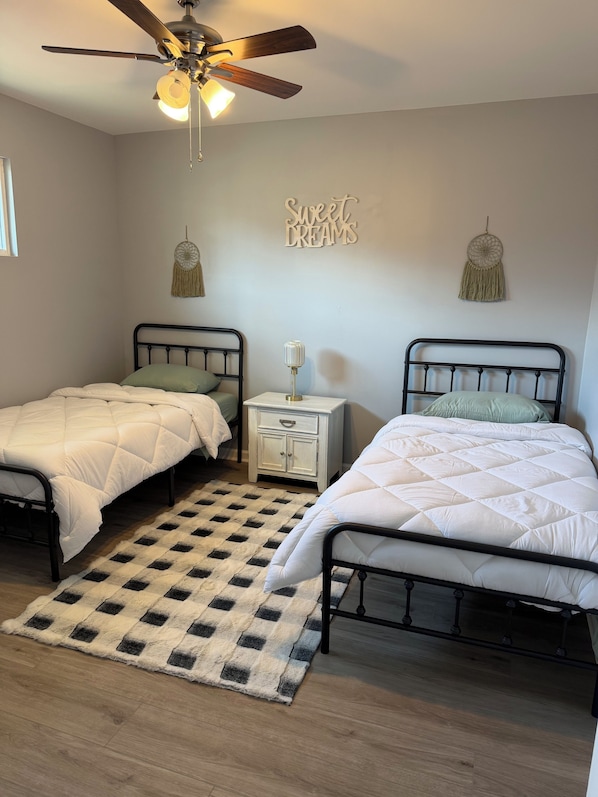 2 bedrooms, desk, WiFi, bed sheets