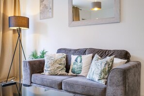 Living area - Harry Potter | Garden Flat | Free Parking | 2 Bed (Hertfordshire)