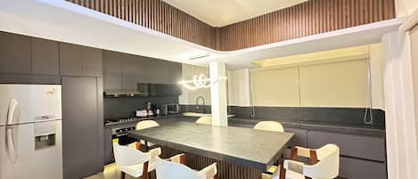 Réfrigérateur, four à micro-ondes, un four, surface de cuisson