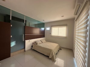 4 bedrooms, iron/ironing board, WiFi, bed sheets