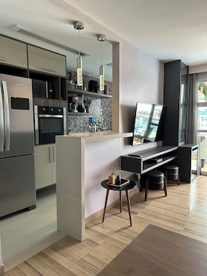 Microwave, oven, stovetop - 2-Bedroom Apartment with Pool and Garage, 500m from the Beach (Rio de Janeiro)